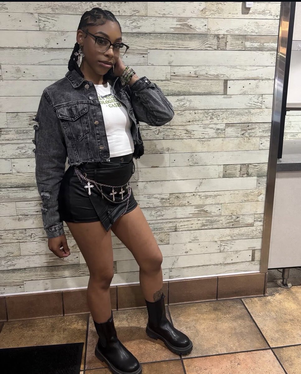 deshanteeee_'s tweet photo. and 9xs outta 10  I’m w/ the same b***chs 🤍 https://t.co/6GXofPuiyL