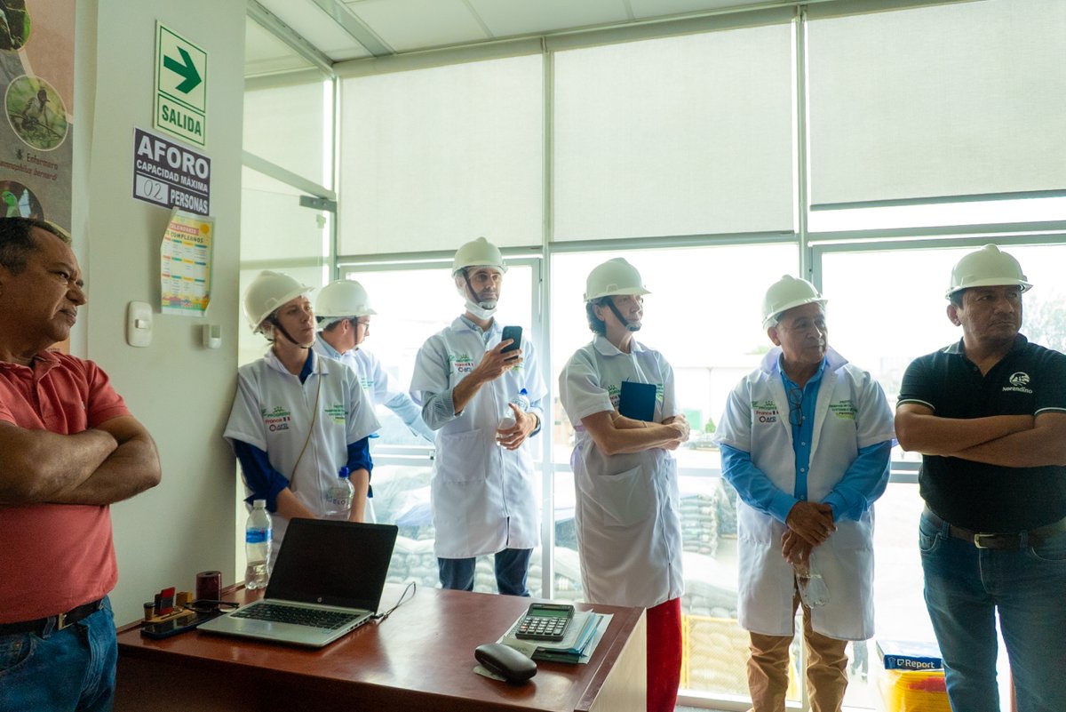 PROGRESO3's tweet image. La @AFD_es, realizó una visita por las instalaciones de la planta de Norandino, donde pudieron conocer a detalle el proceso del cacao y la elaboración de chocolate.

📌Proyecto “Productos del Bosque”. Ejecutado por @PROGRESO3, @AVSFlatam y @CoopNorandino, financiado por @AFD_es