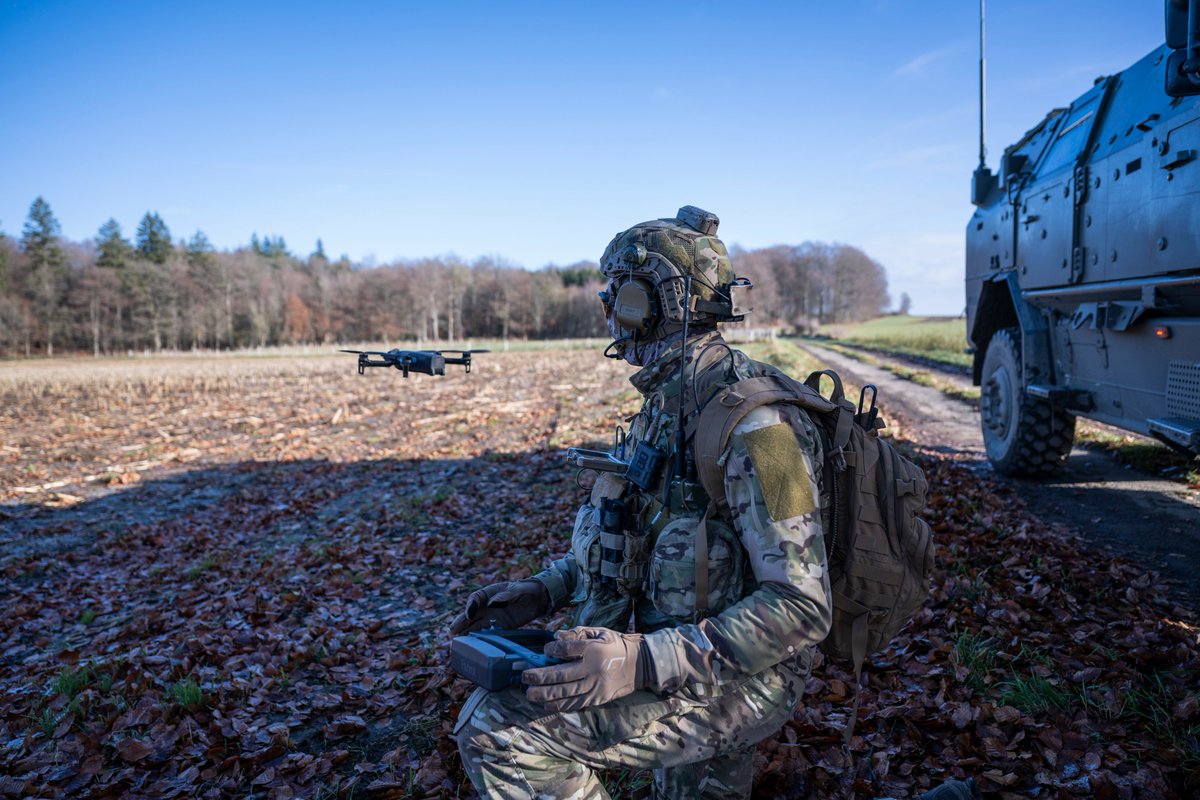 NATO_SOF's tweet photo. 👉 SOALI: where ground meets the sky ☁️

Special Operations Air Land Integration (SOALI) operators within the 🇧🇪 Special Forces Group are first-line enablers 💥 — they train hard, deploy anywhere, and ensure seamless coordination between air support and ground forces during operations.

Who are they?

🚁JTACs (Joint Terminal Attack Controllers): they direct fighter aircraft, helicopters, and drones.
🎯ROMADs (Radio Operators, Maintainers and Drivers): experts in communications, drones, landing zones, and target marking.

Whether deployed as part of a team or as a main effort, SOALI operators are essential mission enablers! 💪

📸 by Lucia Gaggero
@BelgiumDefence @BelgianSocom @BelgiumNATO 
#Defensie #LaDéfense #BelgianDefence #SOALI
#specialforcesgroupbelgium