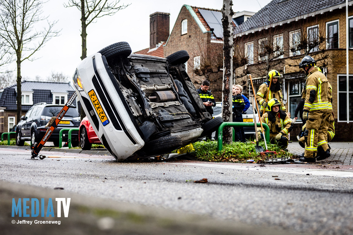 Auto op z'n kant na aanrijding op Stationsweg in Sliedrecht
