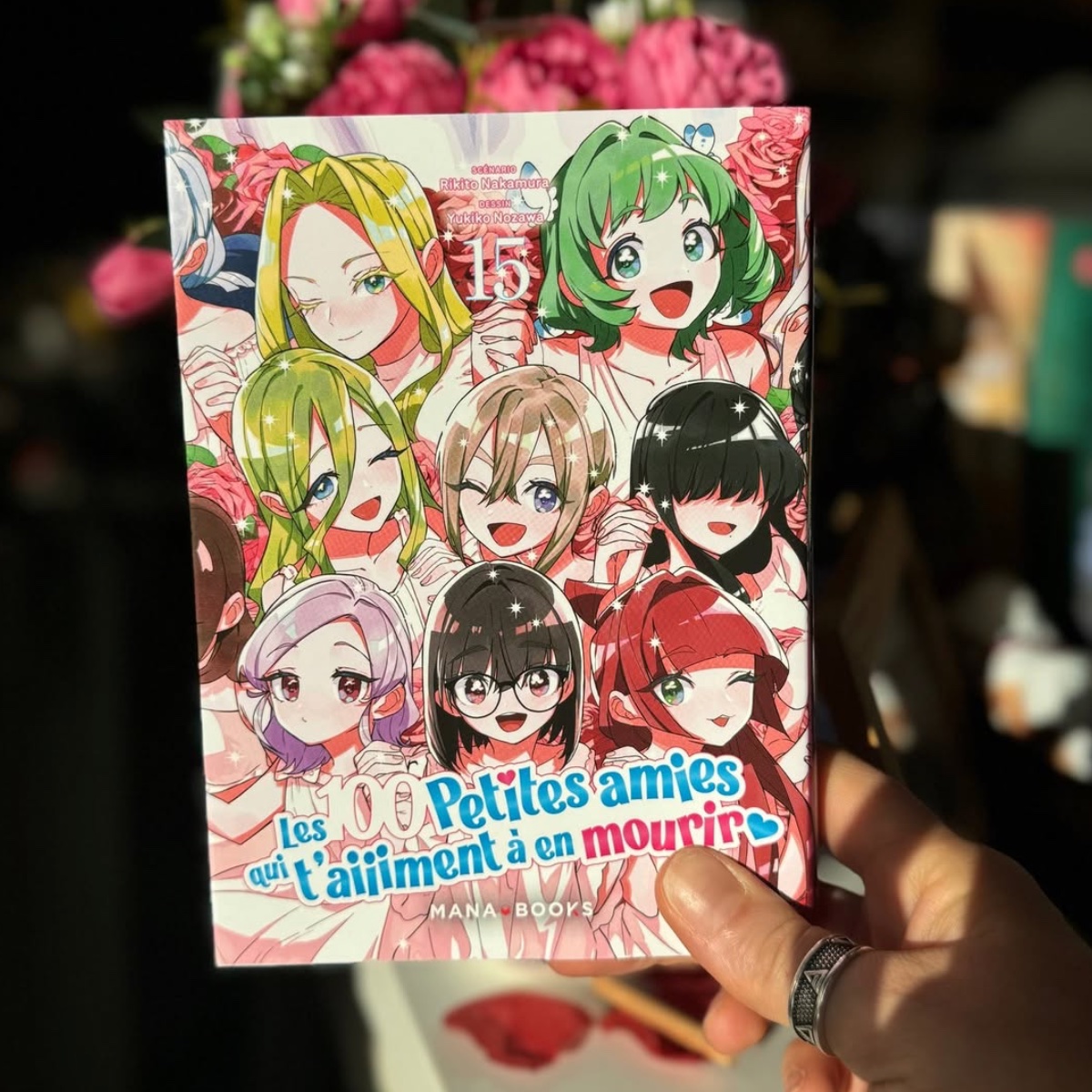 Mana_Books_'s tweet image. Un, deux, trois, c’est bien… mais c’est parce qu’il y a 100 % d’amour que la Rentaro Family est ce qu’elle est et ne cesse de grandir ! ❤ 

En revanche, ila intérêt de les rendre heureuses… car sinon, elles mourront !

👉 "Les 100 petites amies qui t'aiiiment à en mourir" tome…