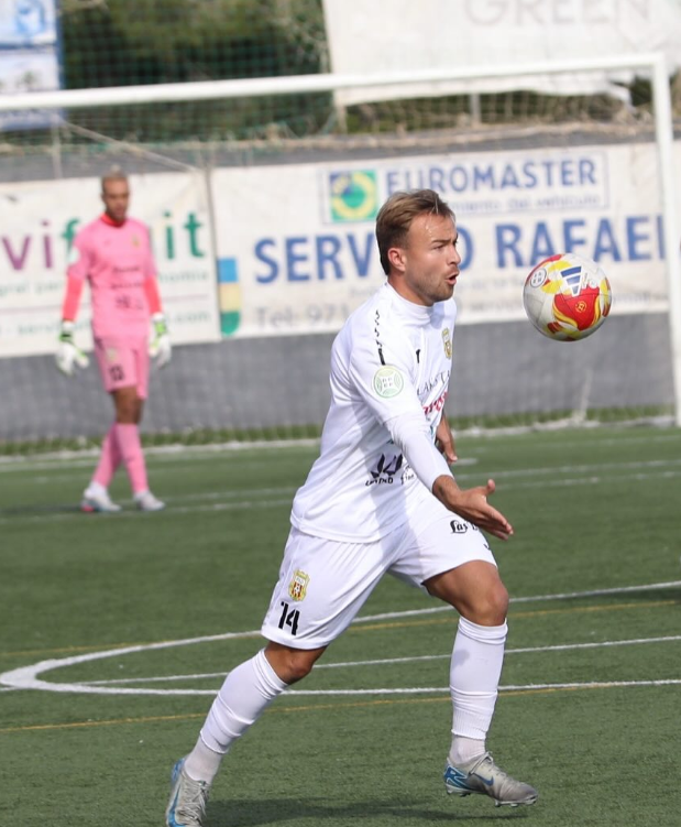 3º RFEF - Grupo XI (Islas Baleares)

Buenos números para Pedro Parra con SCR Peña Deportiva. El talentoso centrocampista aguileño y ex entre otros de Unión Molinense CF o CAP Ciudad de Murcia, acumula 3 goles en 12 envites con los baleares, para situarse en 3º lugar de la tabla