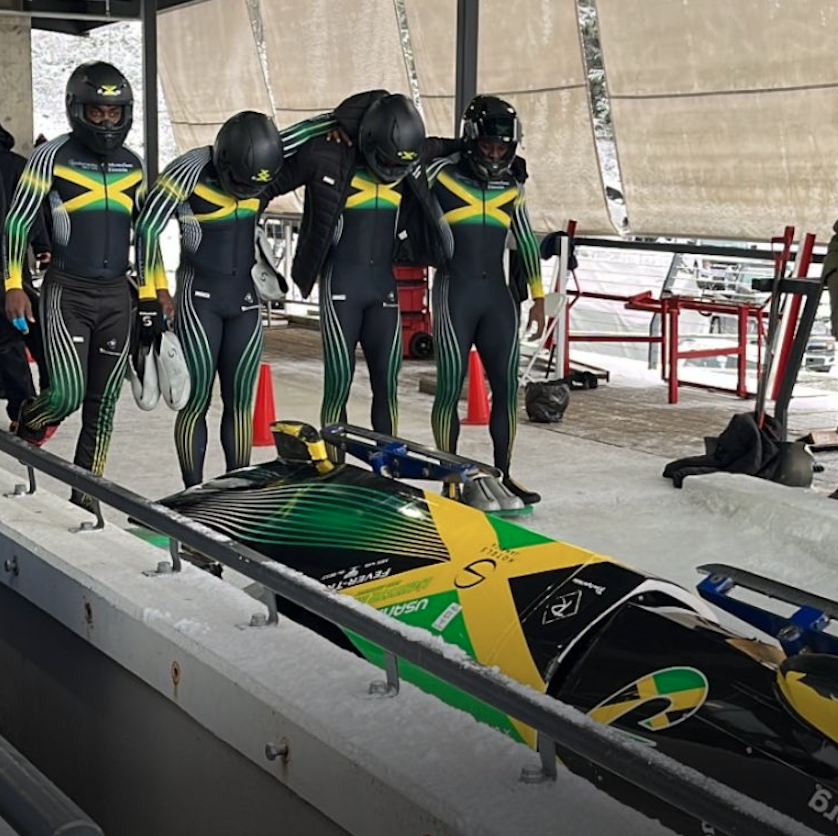 LMPositif's tweet image. 🇯🇲 La Jamaïque a remporté sa première médaille d’or internationale en bobsleigh à quatre. Un exploit historique réalisé au Canada lors de la Coupe nord-américaine, près de quarante ans après leur participation légendaire aux JO d’hiver, qui avait inspiré le célèbre film Rasta…