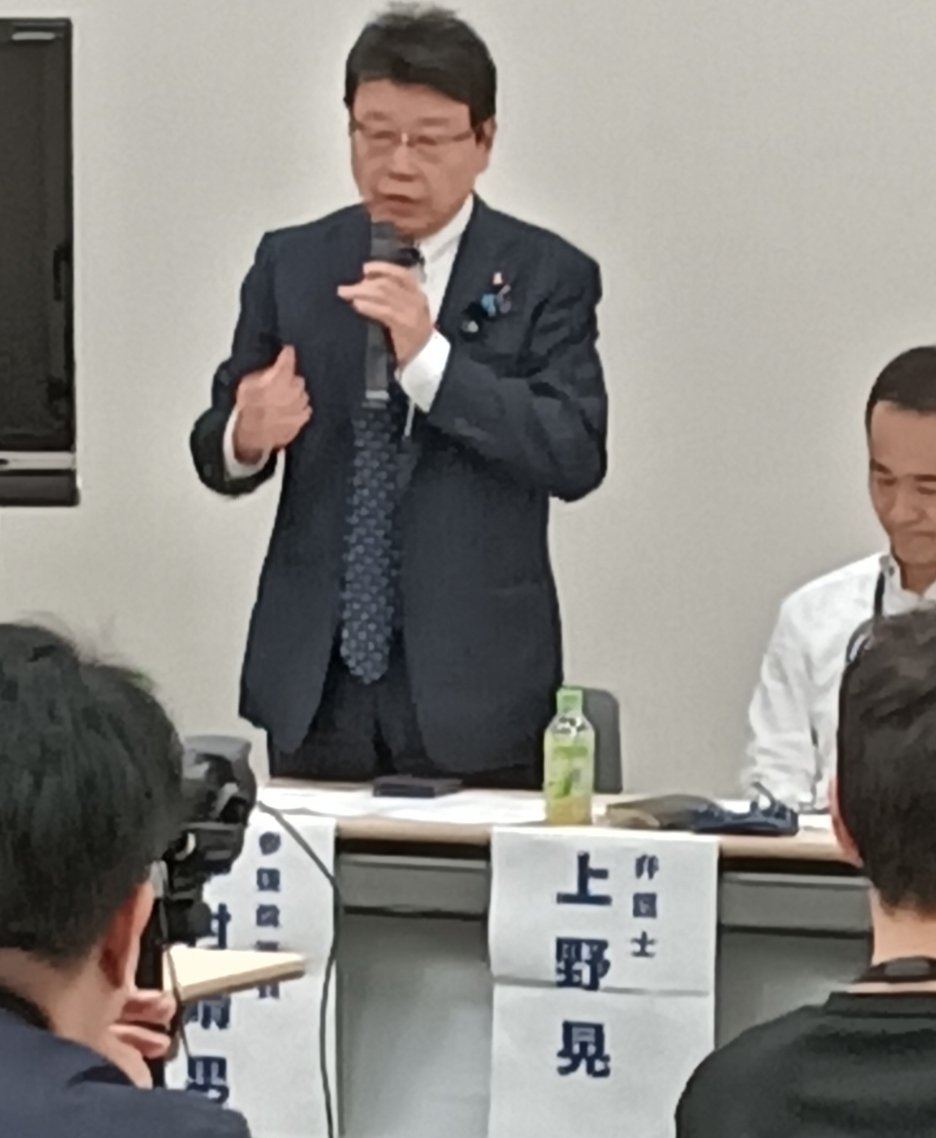 LtNOv4DPZHFXzjl's tweet photo. 【北村晴男《議員》】参議院議員会館勉強会にて。国会委員会の合間をぬって駆けつけて下さり、原則共同親権の必要性を20分程熱弁。圧倒的拍手に送られ、公務に戻られました。尚、本勉強会での議論は、後日動画にて配信いたします。また第2回勉強会も開催予定です。 https://t.co/h98VMuoHCr