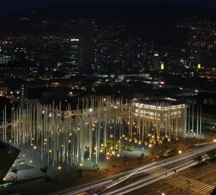 En 2005, en pleno centro de Medellín, una plaza que muchos evitaban al anochecer por la delincuencia y el consumo de drogas fue transformada con una idea tan simple: hacer de la luz el protagonista del espacio. Plaza Cisneros, hoy conocida como el Parque de las Luces, pasó de ser