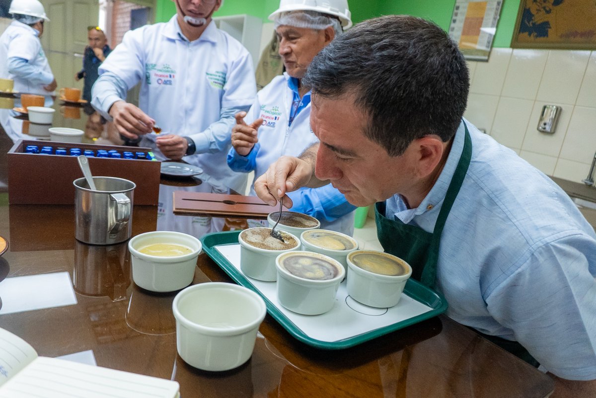 PROGRESO3's tweet image. La @AFD_es, realizó una visita por las instalaciones de la planta de Norandino, donde pudieron conocer a detalle el proceso del cacao y la elaboración de chocolate.

📌Proyecto “Productos del Bosque”. Ejecutado por @PROGRESO3, @AVSFlatam y @CoopNorandino, financiado por @AFD_es