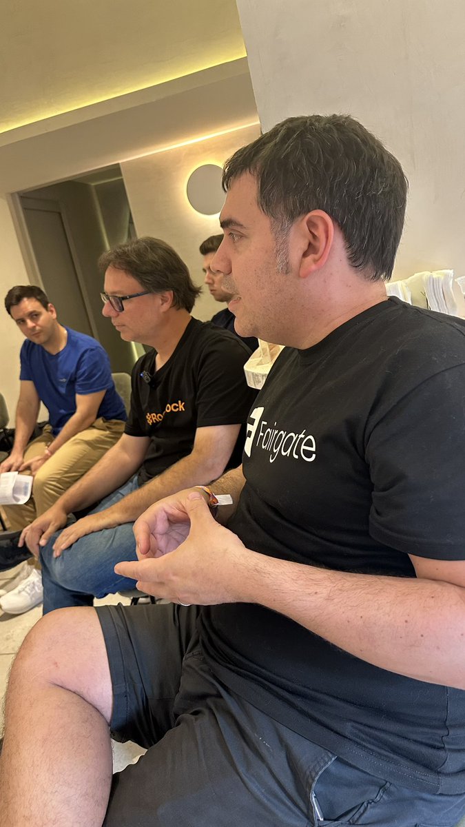 ¿Qué pasa cuando juntas a los bitcoiners más hardcore con los builders de Rootstock en un café ? 
MAGIA PURA.

Mientras Devconnect explotaba de charlas y side events, el verdadero hotspot fue STILL EARLY: el café que se transformó en la base oficial de los Rootstock maxis y