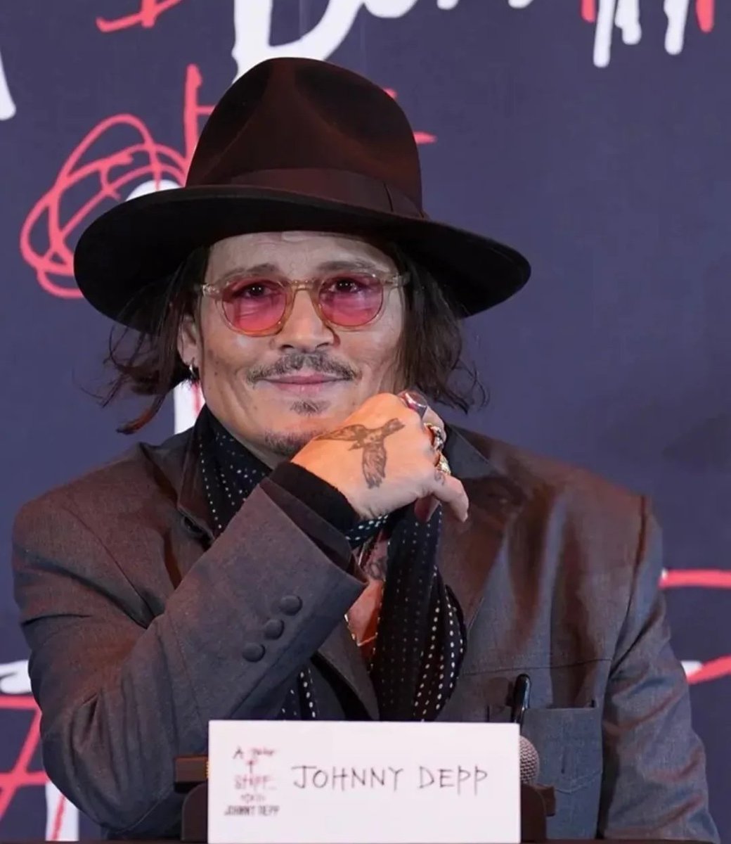 Looking at his face and eyes, you can see his humility.
#JohnnyDepp