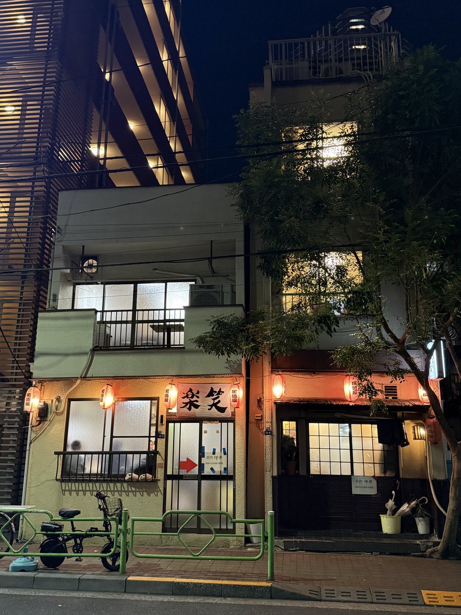 勝どきで人気の居酒屋「楽笑」。
経営者の呉華維容疑者は豊洲市場で盗んだ魚のあらを自転車の前かごに直接入れていたらしいですが、食材の衛生管理にも問題がありそうです。
呉容疑者が逮捕された11月28日夜、「楽笑」は通常通り営業しており、店内はほぼ満席のようでした。
2025.11.28