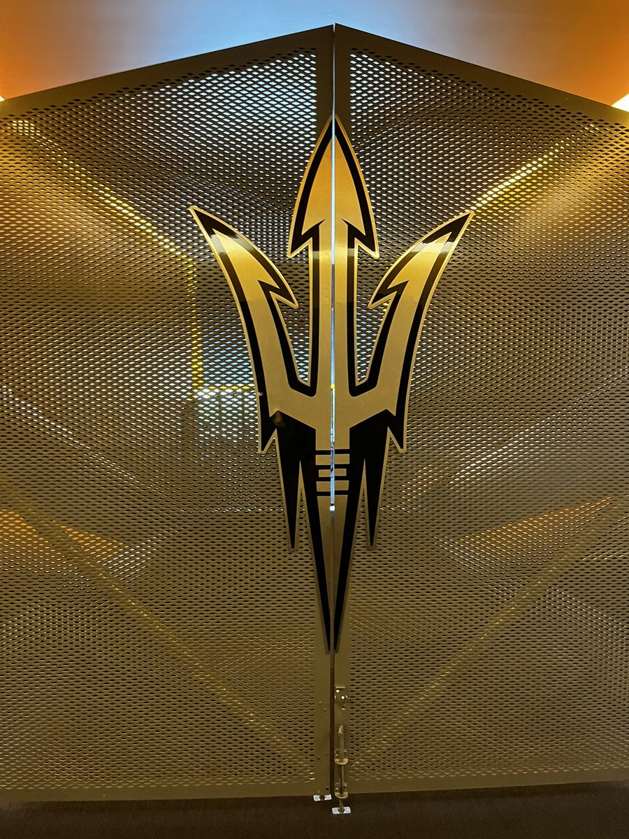 Dennis_2a1's tweet photo. Looking forward to the rivalry game tonight #GoSundevils @ASUFootball @KennyDillingham @CoachBourguet @mvp86hinesward @T_BirdFootball @BrandonHuffman @BlairAngulo @247Sports @on3 @Rivals @PrepRedZoneUT @Andy_Pham1 @adamgorney @TheUCReport @polynesiabowl @TuaoneTraining https://t.co/VYwG3nHV1o
