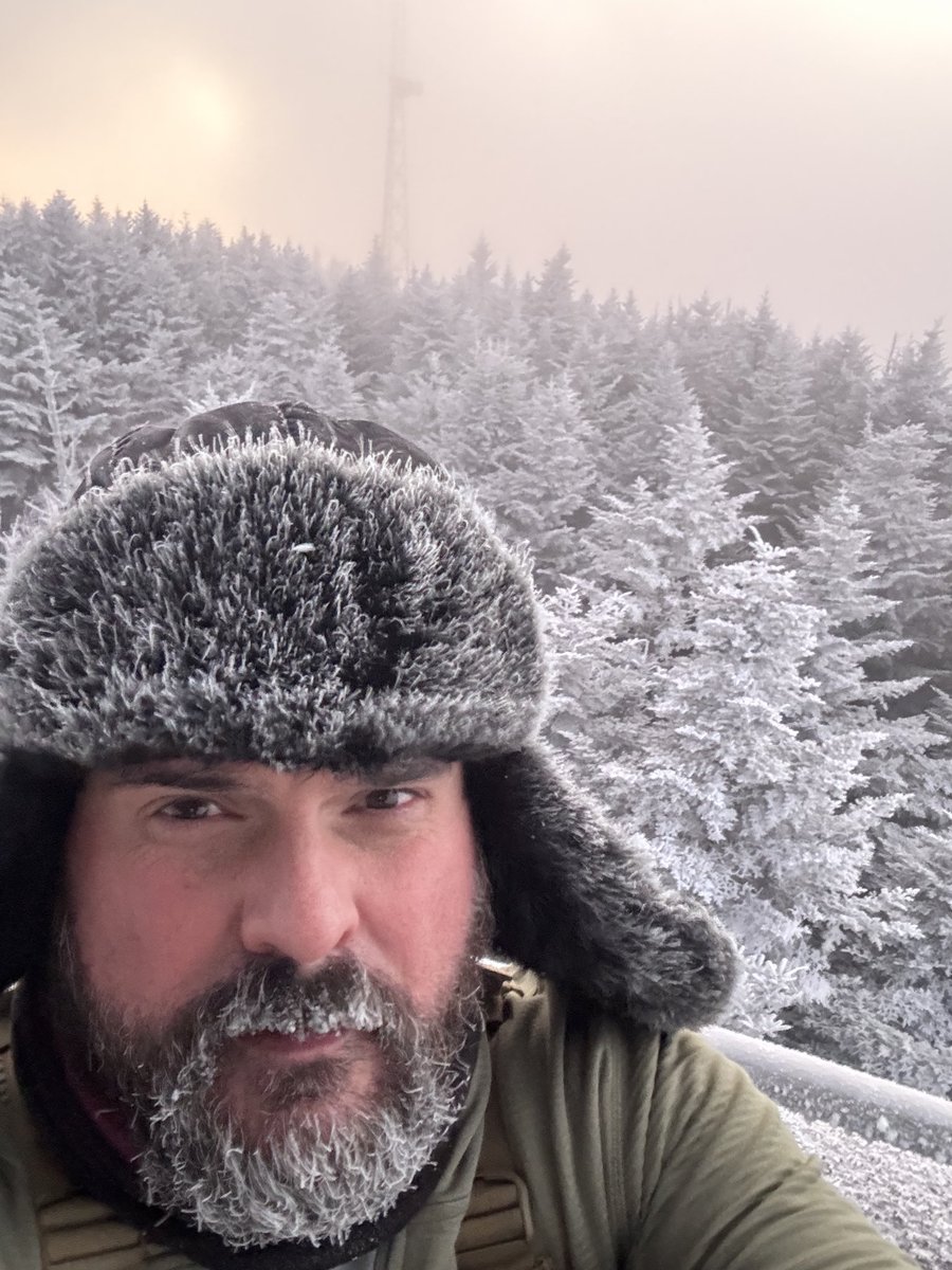 24Dingram's tweet photo. Little chilly at Clingmans Dome this morning https://t.co/LkIRk48zN1