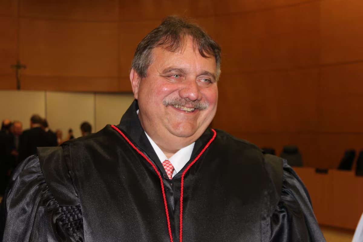 BlogdoNoblat's tweet image. Assessor tinha senha de desembargador para abrir processos e assinar sentenças, diz Corregedoria. Funcionário do gabinete do desembargador Marcos José de Brito Rodrigues, do Tribunal de Justiça de Mato Grosso do Sul e alvo da Operação Ultima Ratio - investigação sobre venda de…