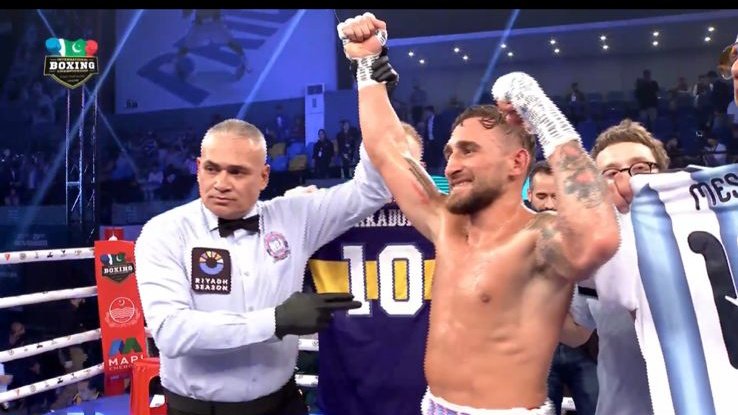 🥊 UN PASITO MAS HACIA EL SUEÑO🥊
⚡El bonaerense <a href="/Beto_Palmetta/">Beto Palmetta</a> 🇦🇷 le ganó por KO en el 6° round al filipino Joepher Montaño 🇵🇭 y se quedó con el título Sudasiático Welter <a href="/WBABoxing/">WBA Boxing</a>, en Lehore, Pakistan 🇵🇰.