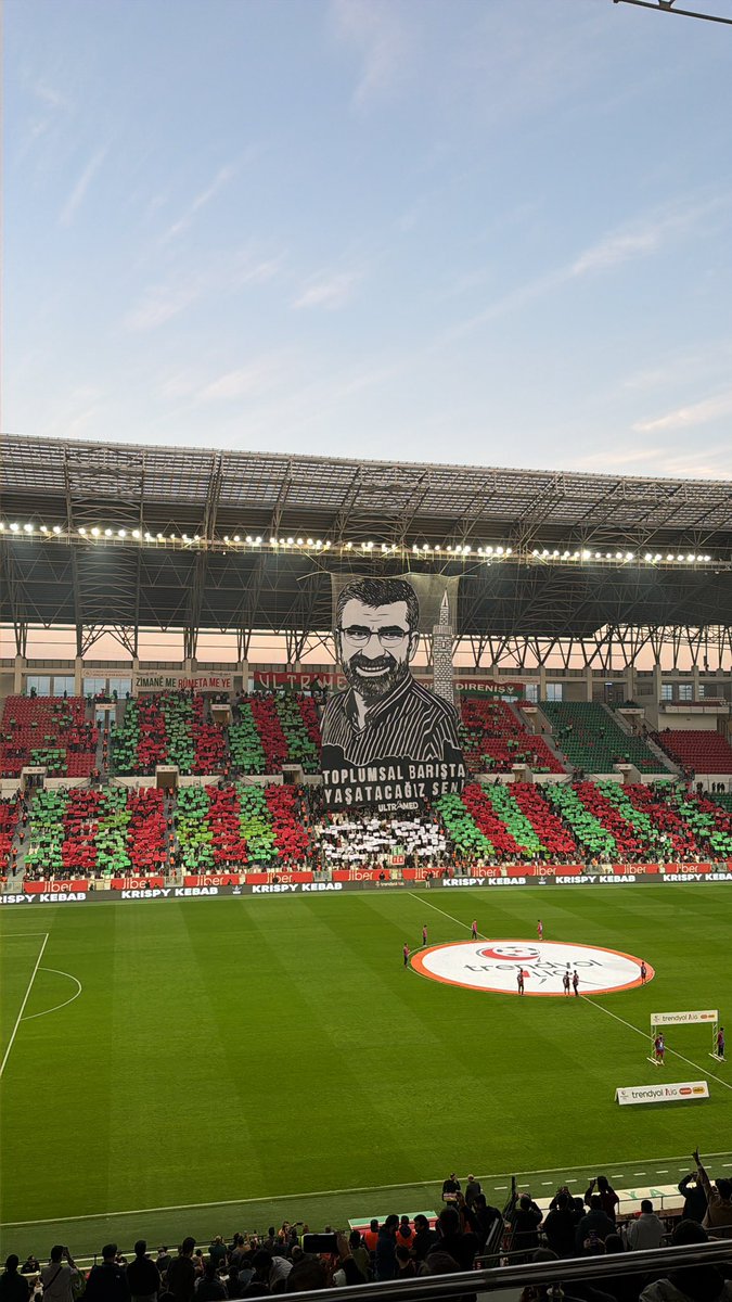 Toplumsal değerlere dair hassasiyetini her fırsatta gösteren Amedspor tribünü, bugün de Tahir Elçi’nin insanlığa bıraktığı onurlu mirası güçlü bir kareografiyle yaşattı.
Emeği geçen herkese teşekkürler.