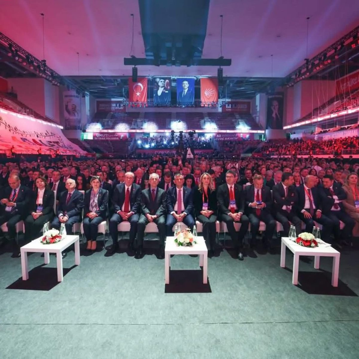 Çanakkale Kurultay Delegeleri olarak 39. Olağan Kurultayımızın ilk günündeyiz.

Partimizin yeni programı, delegelerimizin oy birliğiyle kabul edilmiştir. Bu önemli adımın ülkemize ve partimize hayırlı, uğurlu olmasını diliyoruz.

Türkiye, Cumhuriyet Halk Partisi’ne hazır.