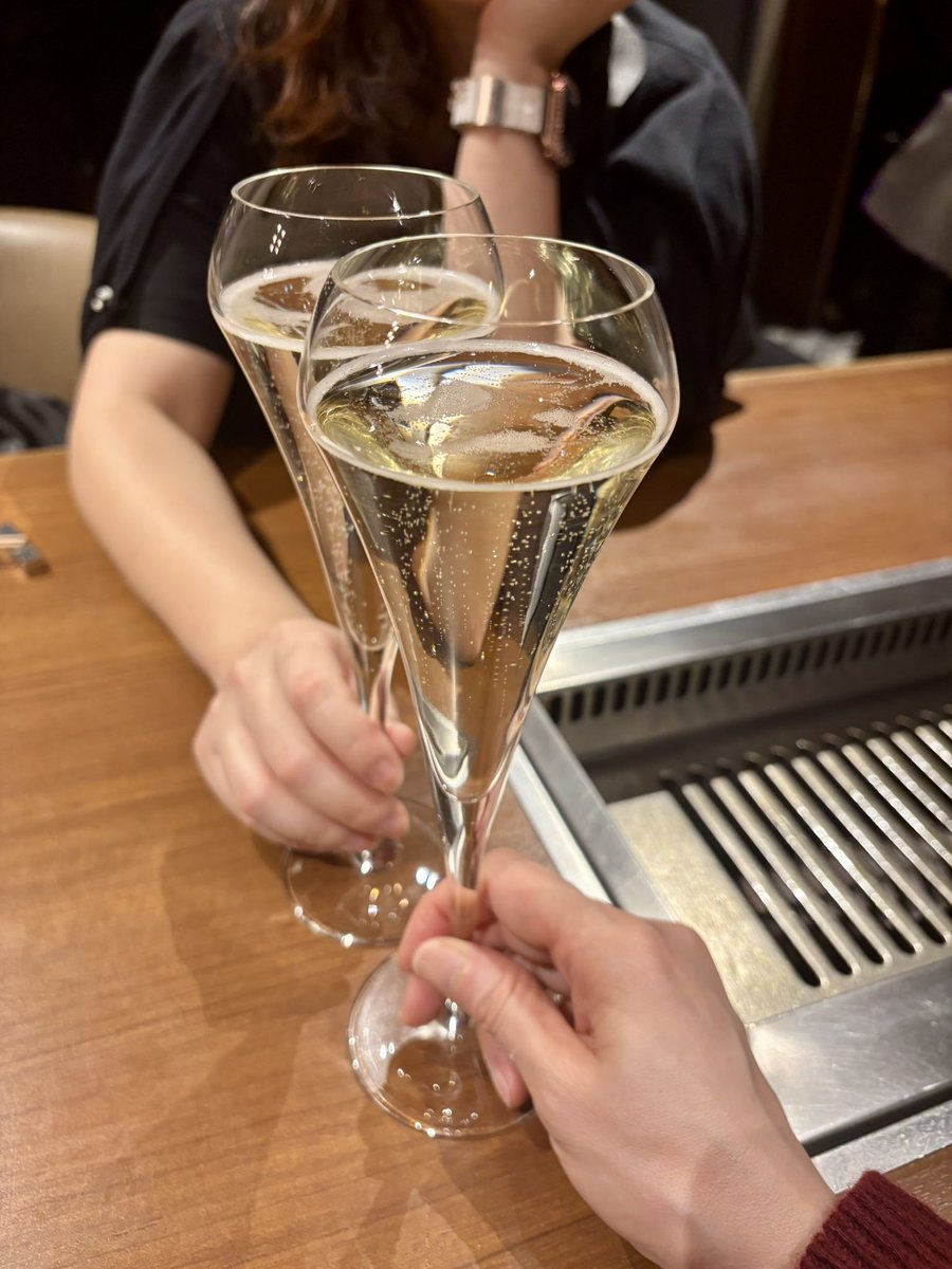 cstkhs's tweet image. 東京に出てきて2ヶ月、ようやく一番仲良しの学友に会えました🍷✨

コロナ禍に慶通きっかけで仲良くなったけど、今は学友というより純粋な友達😊

内心モヤモヤしている些細なことも彼女には全て話せてしまう💦大人になってからそんな存在に出会えたのは幸運としか言いようがない🙏💕