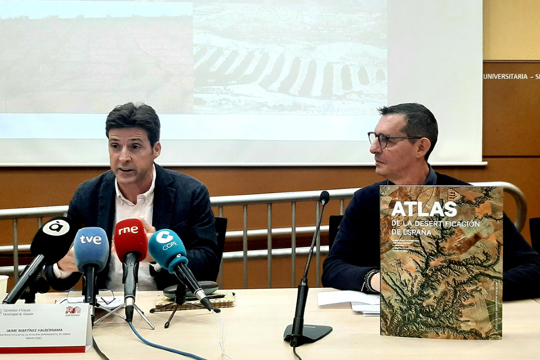 asociacionruvid's tweet image. 🗺 Jorge Olcina y Jaime Martínez presentan el «Atlas de la desertificación de España» is.gd/k1GURp

Reúne 66 mapas sobre seis temas relacionados con la desertificación: clima, agua, suelo, cubierta forestal, biodiversidad y sociedad.