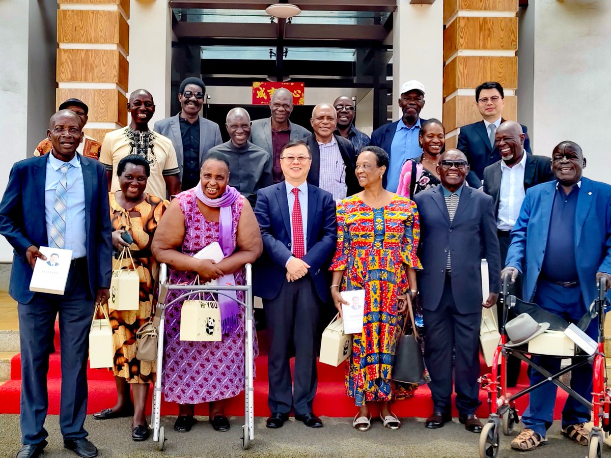 China_Amb_Zim's tweet image. It was my profound honor to host 18 Zimbabwean war veterans who received Chinese training during Zimbabwe’s liberation struggle, both in China and in camps across Tanzania, Zambia in the 1960s and 70s.

They shared vivid memories of their training, their battles, and the profound…