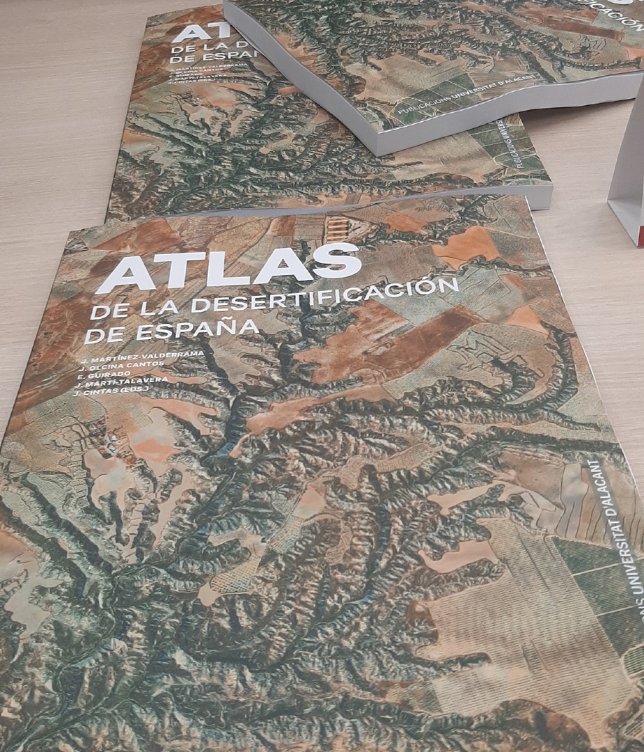 asociacionruvid's tweet image. 🗺 Jorge Olcina y Jaime Martínez presentan el «Atlas de la desertificación de España» is.gd/k1GURp

Reúne 66 mapas sobre seis temas relacionados con la desertificación: clima, agua, suelo, cubierta forestal, biodiversidad y sociedad.