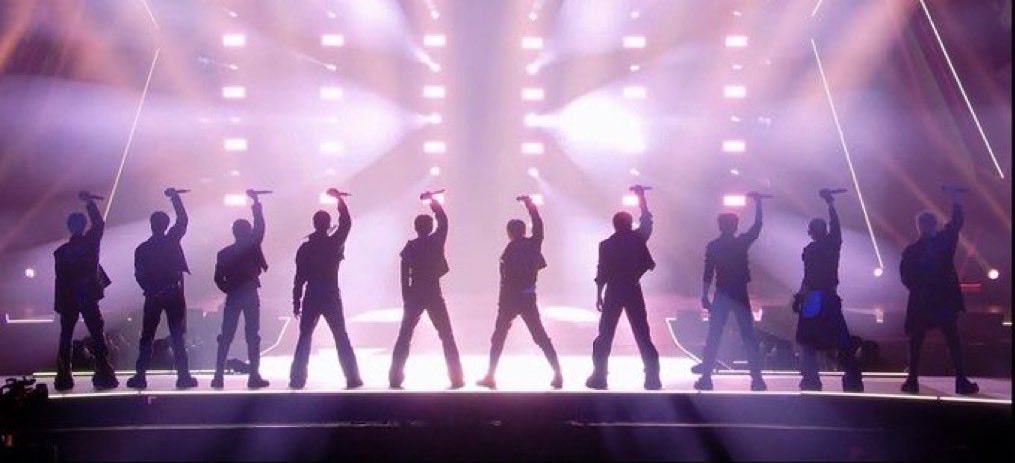 ステージをこんなに上手く使うグループがあるんだ。
どーやったらMAMAを単コンに出来るの？