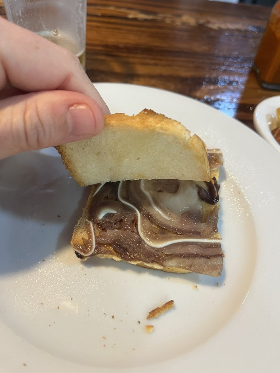 Per fi hem anat a tastar els “minutejos” a la Casa dels Minutejos, al barri de Comillas, a l’inici d Carabanchel

Sandvitxos de pa de motlle amb orella a la planxa…un clàssic ben “castizo” q no s’ha de perdre…n’he demanat un i m’han dit q ni hablar…q como mínimo 3 x gaudir-los