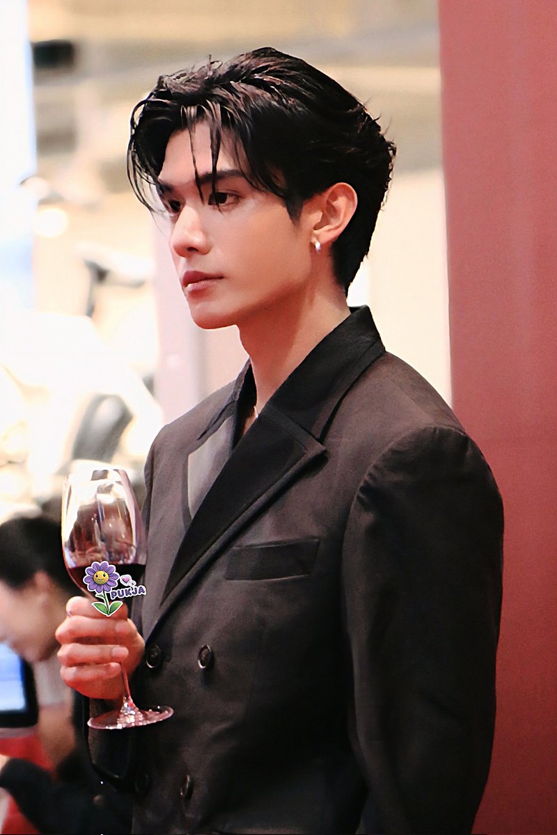 pukkondem1's tweet image. คนหรือภาพวาด....อัญเชิญพี่หมื่นกลับบ้านแม่ เอ้ย!! กลับวังเจ้าค่ะ 🥰🖤
NET FROM PENFOLDS #FromPenfoldsToTheWorldxNet
#netsiraphop