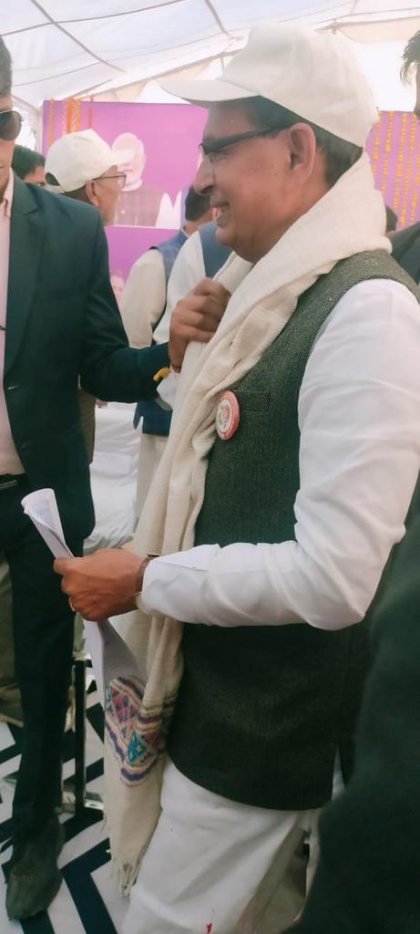 आज विदिशा के गुलाबगंज में #जनसेवामित्रो की बहाली हेतु केन्द्रीय कृषि मंत्री श्री शिवराज सिंह चौहान को ज्ञापन सौंपकर पुनः बहाली की मांग की गयी।

#जनसेवा_मित्रों_को_बहाल_करो 
<a href="/UmangSinghar/">Umang Singhar</a>
<a href="/DrMohanYadav51/">Dr Mohan Yadav</a>
<a href="/CMMadhyaPradesh/">Chief Minister, MP</a>
<a href="/ChouhanShivraj/">Shivraj Singh Chouhan</a> 
<a href="/shailendrapinc/">Shailendra Patel</a> 
<a href="/Amit_SharmaINC/">Amit Sharma INC</a>
<a href="/INCMP/">MP Congress</a>