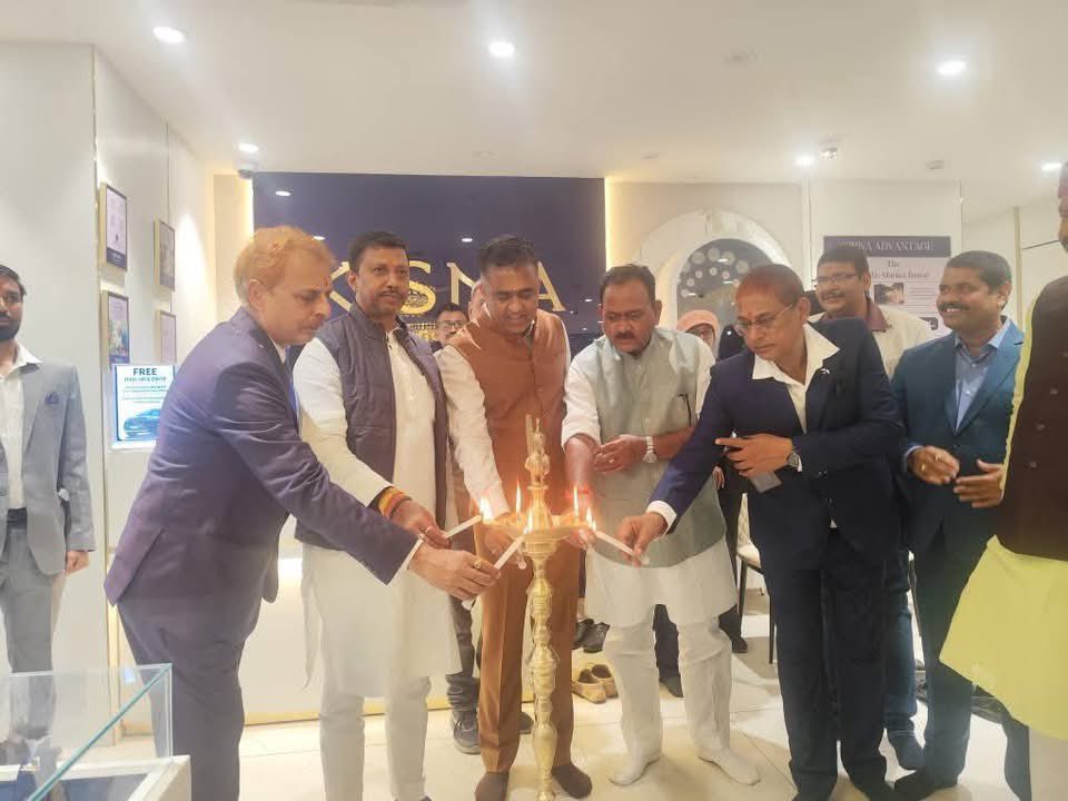 RatneshKBJP's tweet photo. पटना सिटी के चौक पर किसना डायमंड एंड गोल्ड ज्वेलरी के शोरूम का उद्घाटन किया।इस अवसर पर हरि कृष्ण समूह के संस्थापक और प्रबंध निदेशक घनश्याम ढोलकिया एवं मनेर से विधायक भाई वीरेंद्र जी भी मौजूद रहे। शोरूम के संचालक श्री अनिल कुमार जी, श्री सुनील कुमार जी, श्री सुधीर कुमार जी, श्री दिनेश कुमार जी को नवप्रतिष्ठान हेतु शु���कामनाएं दिया। #patnasahib