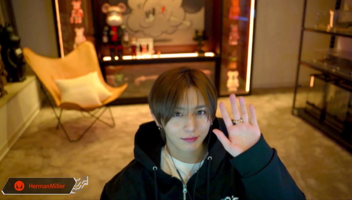 配信始まって、なんか違うな〜て思ってたら
やっぱ模様替えしたんだね👏🏻
YouTube100万人突破おめでとう〜✨️
グッズ紹介してくれるLEO様、ずっと
可愛かったよ〜🫶🏻💕
#LEOの遊び場