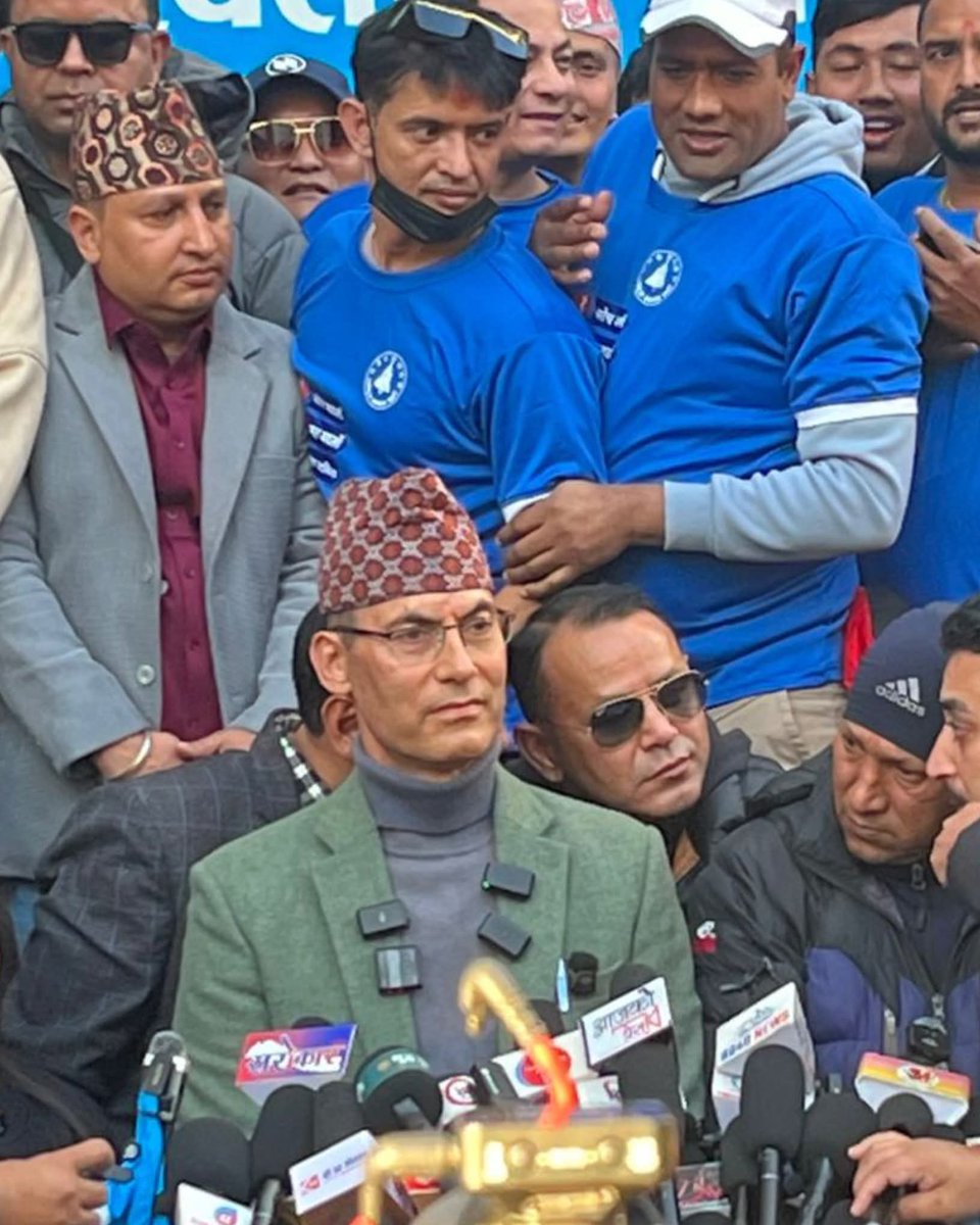 कर्मचारी माथी पाँच वर्षे कुलिङ पिरियड को बहस चलेको थियो, पाँच वर्ष राजनीतिक दलमा हाम फाल्न नपाउने कुलिङ पिरियड मै पनि समावेश हुनुपर्छ साथै दलमा प्रवेश गरेपछि पेन्सन भत्ता पनि कटाउनुपर्छ।
