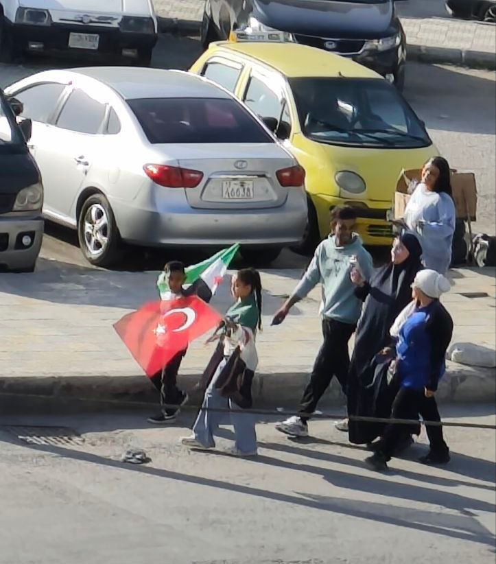 #اللاذقية - شارع الجمهورية

لسا بتلومو الدروز لأن رفعو علم الكيان ؟!!!

يعني اللي بيتو من قزاز المفروض ما يرمي الناس بحجارة ما يا شركائنا بالوطن؟ 😉

#الفاشية_السنية