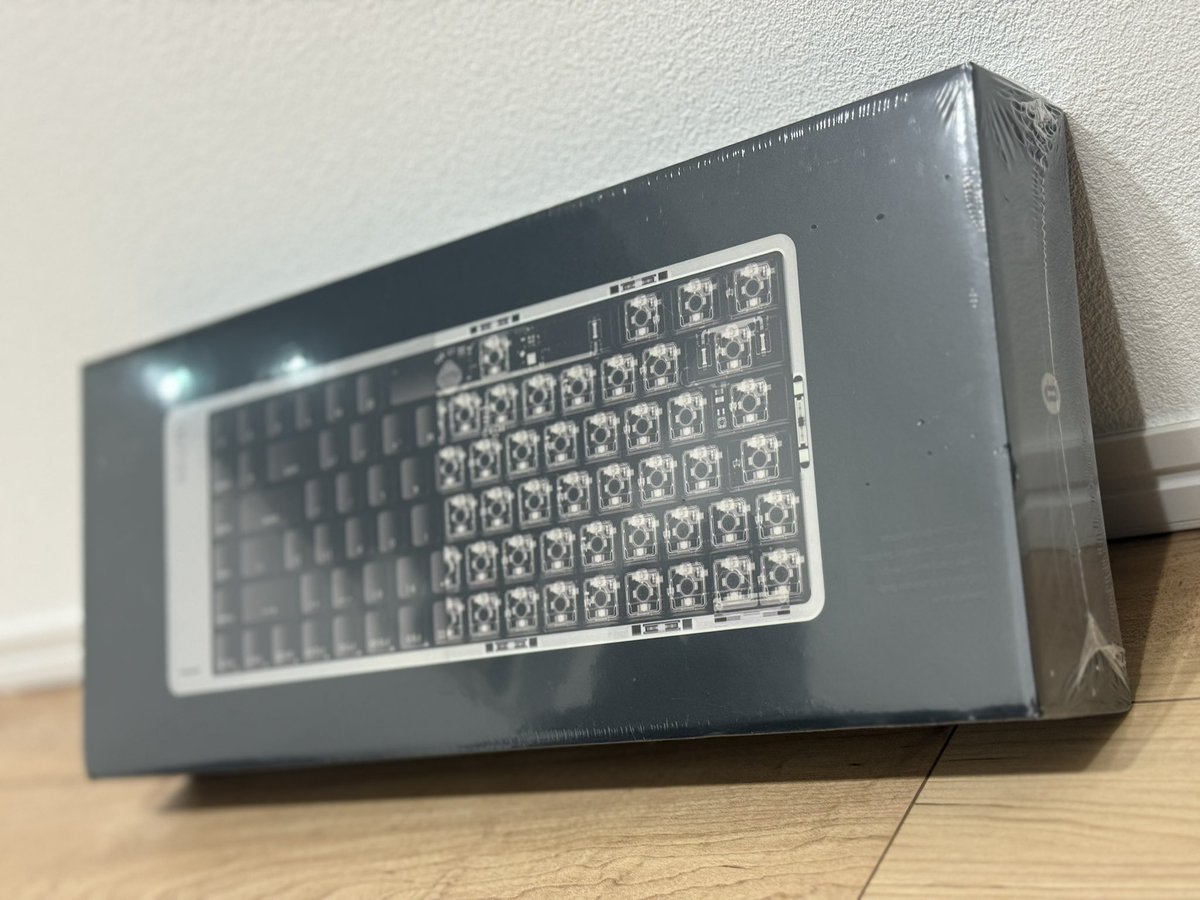 HONESABA3150's tweet photo. かっこいいキーボード買っちゃった！！！！！
一目惚れ！！
あー買っちゃった！！！！

#lofree #flow2 https://t.co/gpWvoXaIdq