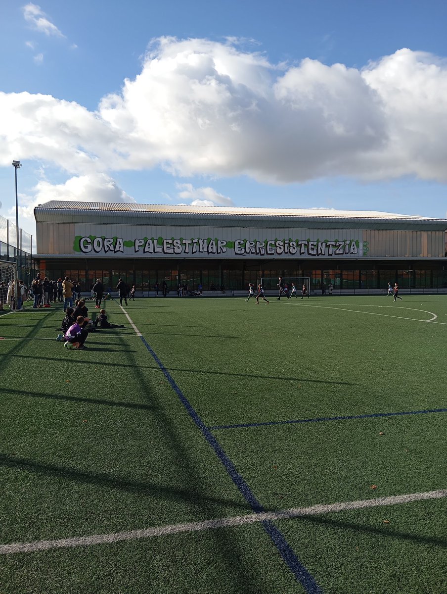 Urrun egonda hurbil dezakeena
Ilun dena. Hilik, baina bada izpirik
Pena zena, malkotan zegoena
Leherketa lehena ta eztanda soilik
Itsuena baida ikusi nahi ez duenak
alferraren kemena, aterata barrutik
izena ez zuenak, orain ezagunena
#Argia
#Sasitxiotx
#Asteanbehin