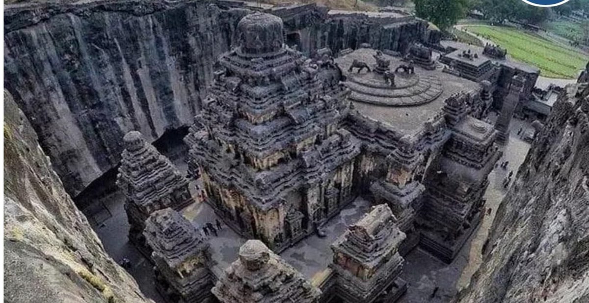 महाराष्ट्र के औरंगाबाद जिले में स्थित एलोरा के कैलाश मंदिर को दुनिया का एक अनोखा वास्तु चमत्कार माना जाता है। यह मंदिर पहाड़ की एक विशाल चट्टान को ऊपर से नीचे की ओर तराशकर बनाया गया है। मंदिर को बनाने के लिए लगभग 40,000 टन पत्थर निकाला गया और करीब 7,000 मजदूरों ने इसे पूरा करने