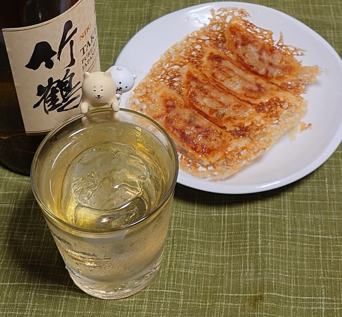 cocotier555's tweet photo. 今日はボジョレー・ヌーヴォー🍷
竹鶴ハーフソーダ🥃
小腹空いたので餃子も🥟 https://t.co/hlGXRYBKm5