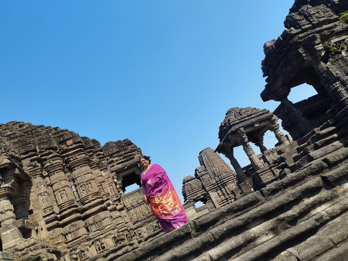 vaiju7's tweet photo. When a long desired trip happens and with friends, and when a friend demands why not an appropriate saree ... a cotton Paithani came up ... #Sinnar is an amazing temple and grateful that I could from #Ambarnath to #Zodge could finally see Sinnar. https://t.co/jFcTW6OWLG