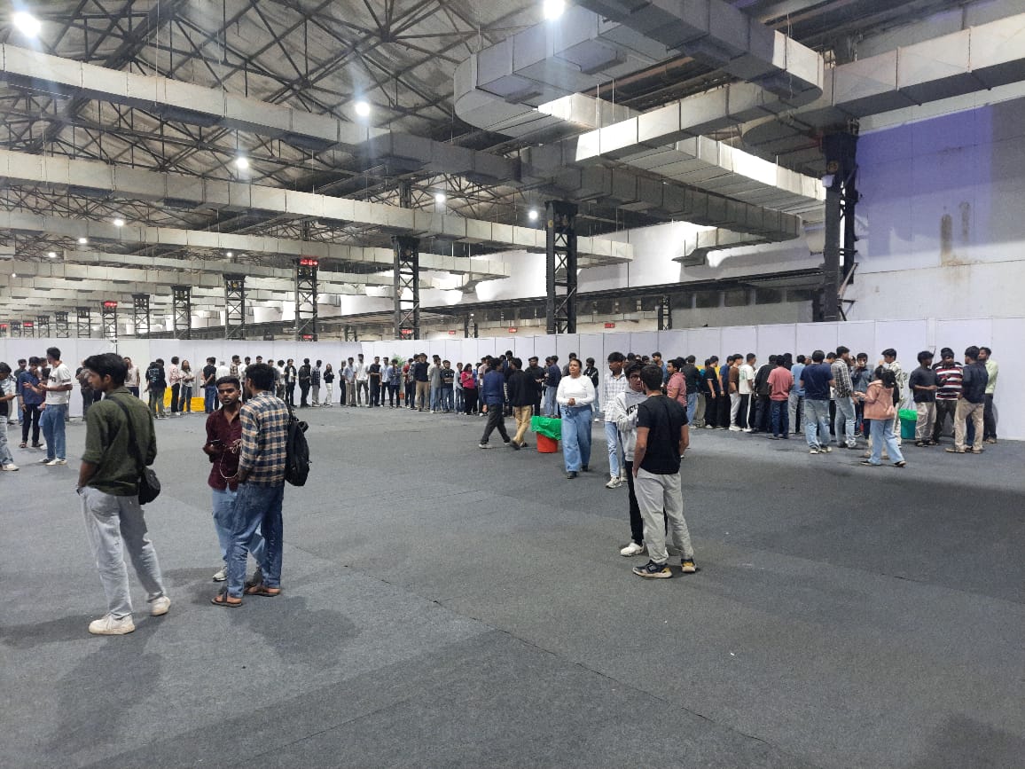 R4hulChauhan's tweet photo. Mumbai Hacks or Survival Games? Water line, coffee line, no Wi-Fi, no charging… and seats? Myth 😮‍💨😂
#mumbaihacks #worstexperience #hackthon https://t.co/ryXSvRoS8O