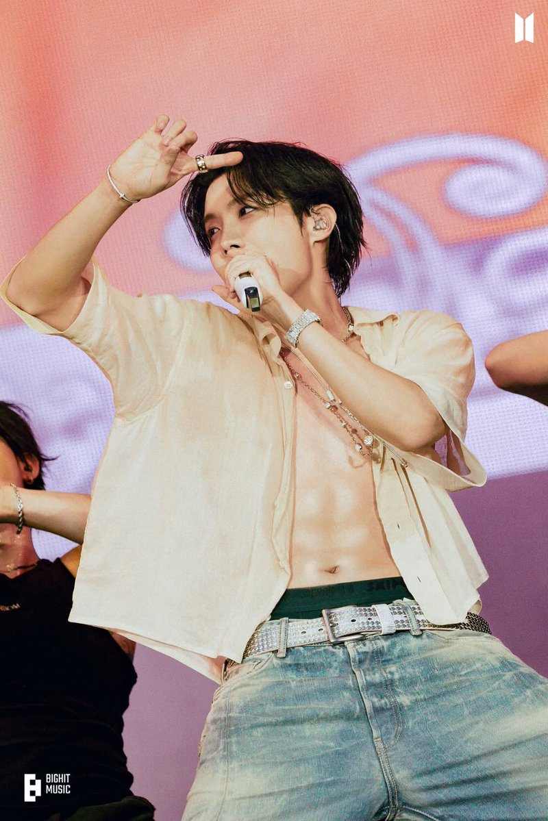 01Btsxarmy's tweet image. 🏆 | Congratulations to BTS #Jhope for winning &quot;FANS&apos; CHOICE - Male Top 10&quot; at the 2025 Mnet Asian Music Awards (MAMA)! 🎉

Cheers, ARMY! 🥂