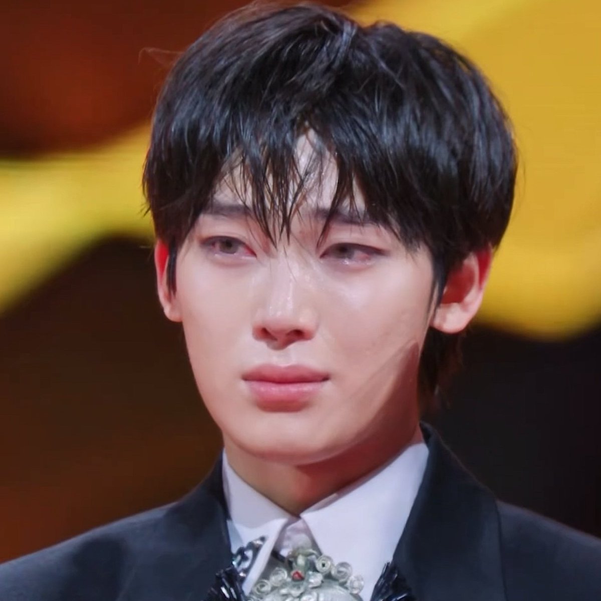 이름 불리고 바로는 경단처럼 웃었으면서
무대 올라오자마자 울컥해가주구 불린만두 된 거 바부같다