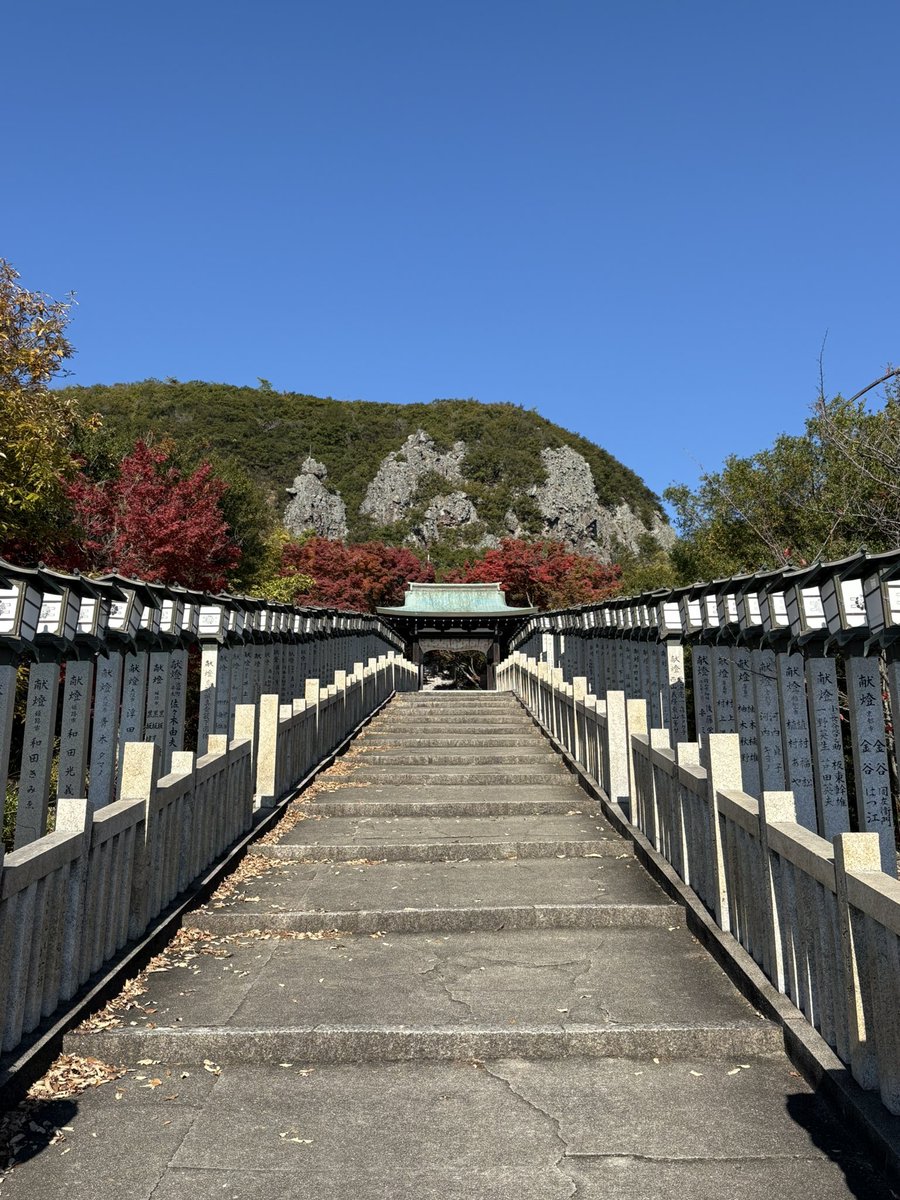 寒霞渓が有名な小豆島ですが今、あちこちの山も麓まで色づいてすごくキレイ。紅葉遍路🍁もよいです(^^)

#小豆島
#西光寺
#大聖寺 
#山之観音
#西之瀧　龍水寺