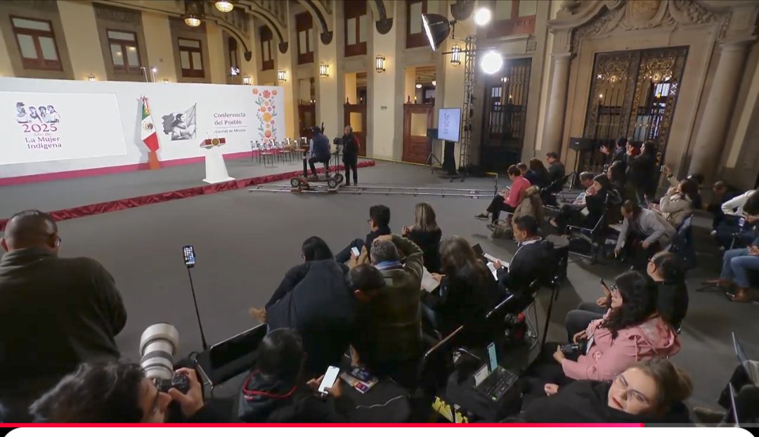 rynram's tweet image. Buenos días #México 🇲🇽y 🏜️

LugarSeguro.Hoy la pdta @Claudiashen llenó la 1ra y 2da fila prácticamente d incondicionales y Medios afines. CL d cajón en 1ra,ahora c/viernes.Unos x 2da vez a 1ra fla está sem

Dirá al pueblo pq manda a Guertz M de @FGRMexico a embajada.
#MañaneraCSh