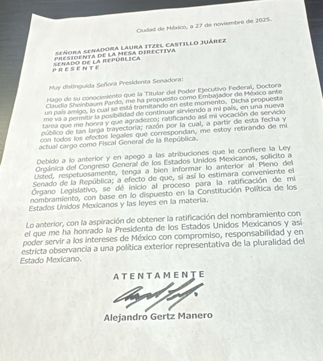 rynram's tweet image. Buenos días #México 🇲🇽y 🏜️

LugarSeguro.Hoy la pdta @Claudiashen llenó la 1ra y 2da fila prácticamente d incondicionales y Medios afines. CL d cajón en 1ra,ahora c/viernes.Unos x 2da vez a 1ra fla está sem

Dirá al pueblo pq manda a Guertz M de @FGRMexico a embajada.
#MañaneraCSh
