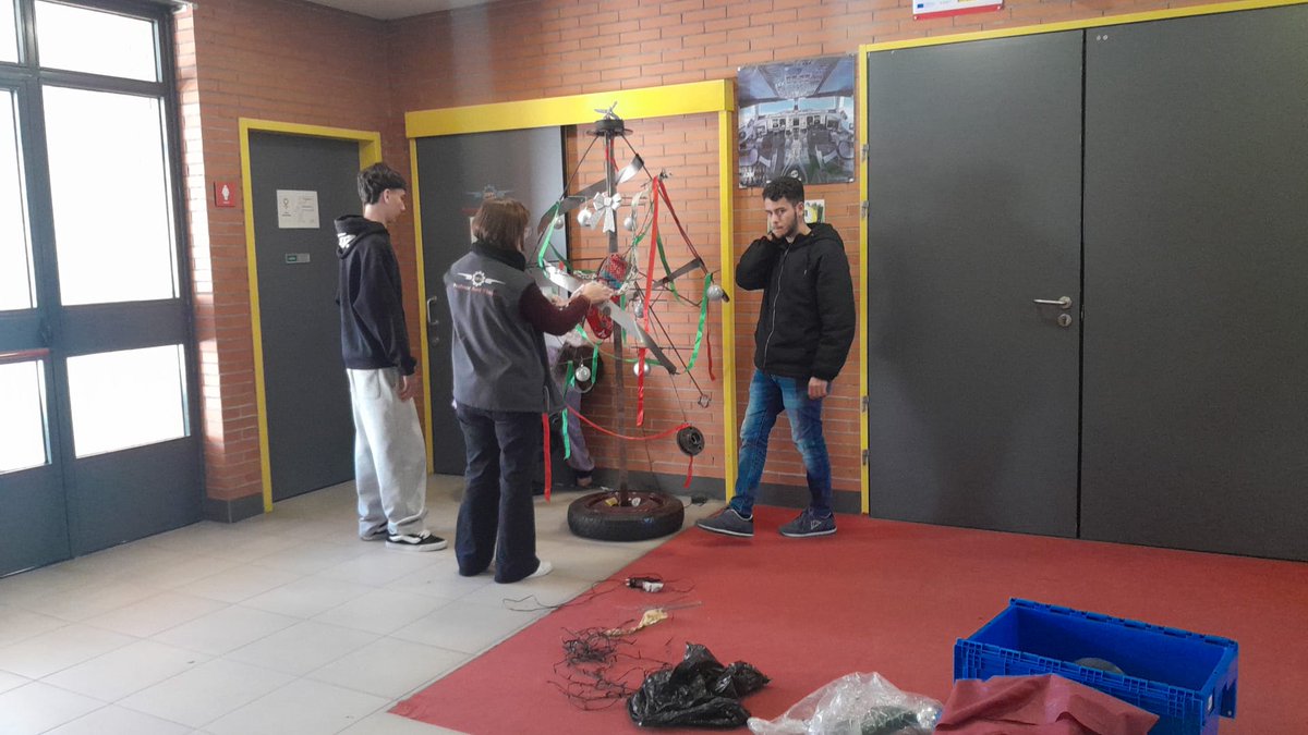 🎄 En el @CIFP ya se respira Navidad.
Nuestro alumnado, junto a #FOL y #TMV, ha decorado el centro con piezas sostenibles creadas por ellos/as.
Como parte de la Red de #EscuelasSostenibles, seguimos trabajando en los #ODS también en estas fechas. ✨