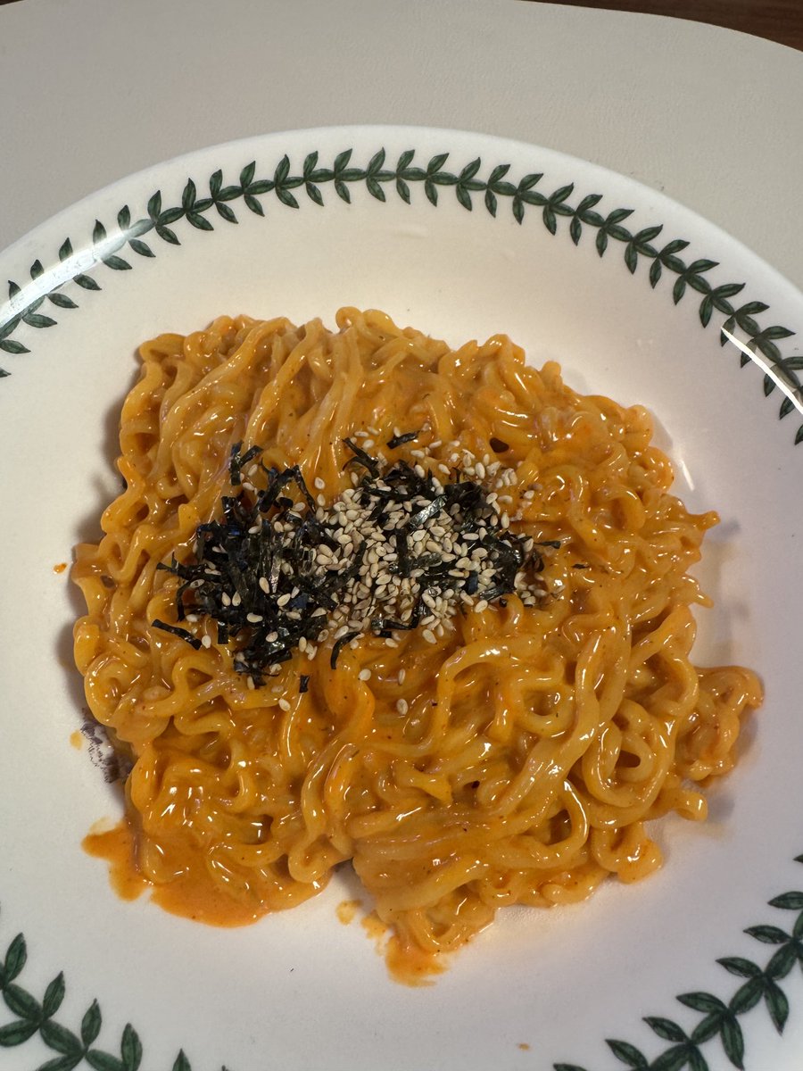 Happy48791's tweet image. ✨꾸덕불닭✨

평점: 8.5/10

치즈가 2장이기에 꾸덕한 식감과 부드러운 치즈의 맛이 매운맛을 맛있게 잡아주는 느낌이오. 까르보불닭과는 비교도 되지 않는 깊은 맛과 풍미이기에 불닭을 좋아하는 퍼렁별인이라면 먹어보면 좋겠소이다. 사진 촬영은 우유의 유통기한 전에 진행되었으니 걱정마시오.