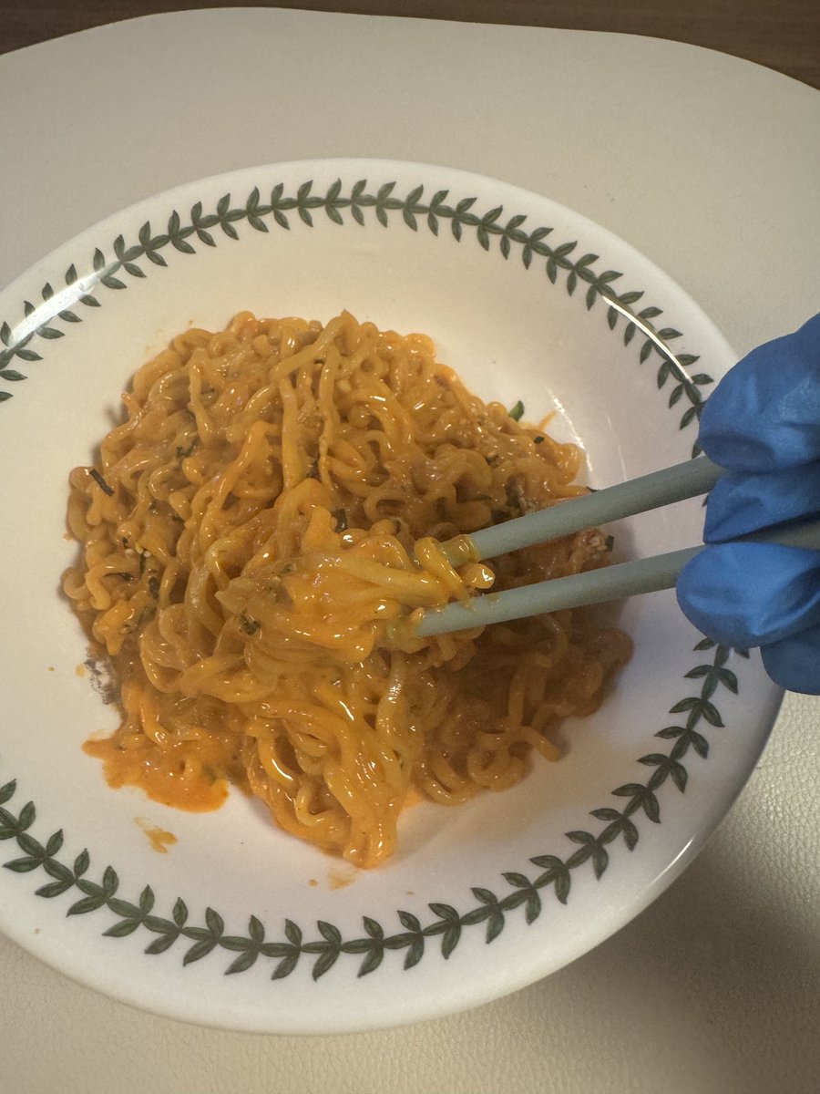 Happy48791's tweet image. ✨꾸덕불닭✨

평점: 8.5/10

치즈가 2장이기에 꾸덕한 식감과 부드러운 치즈의 맛이 매운맛을 맛있게 잡아주는 느낌이오. 까르보불닭과는 비교도 되지 않는 깊은 맛과 풍미이기에 불닭을 좋아하는 퍼렁별인이라면 먹어보면 좋겠소이다. 사진 촬영은 우유의 유통기한 전에 진행되었으니 걱정마시오.