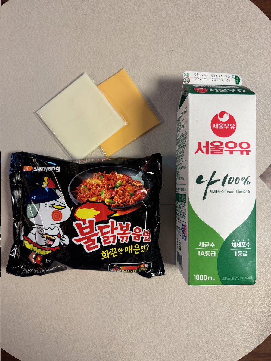 Happy48791's tweet image. ✨꾸덕불닭✨

평점: 8.5/10

치즈가 2장이기에 꾸덕한 식감과 부드러운 치즈의 맛이 매운맛을 맛있게 잡아주는 느낌이오. 까르보불닭과는 비교도 되지 않는 깊은 맛과 풍미이기에 불닭을 좋아하는 퍼렁별인이라면 먹어보면 좋겠소이다. 사진 촬영은 우유의 유통기한 전에 진행되었으니 걱정마시오.