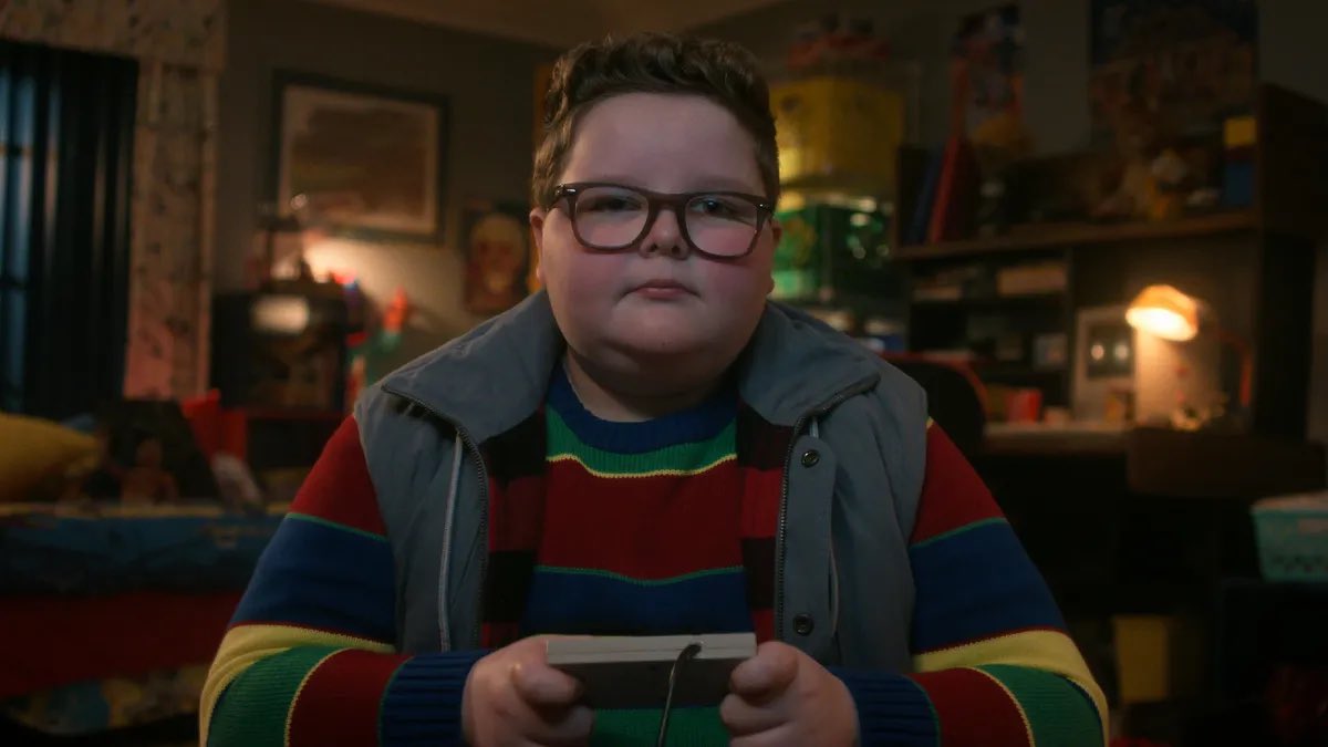 DiscussingFilm's tweet image. Ross Duffer says the actor playing Derek in ‘STRANGER THINGS’ Season 5 had only appeared in a commercial before joining the series

“Jake Connelly is a special kid. He had only been in a local Chicago furniture commercial [before this]”

(Source: hollywoodreporter.com/tv/tv-features…)