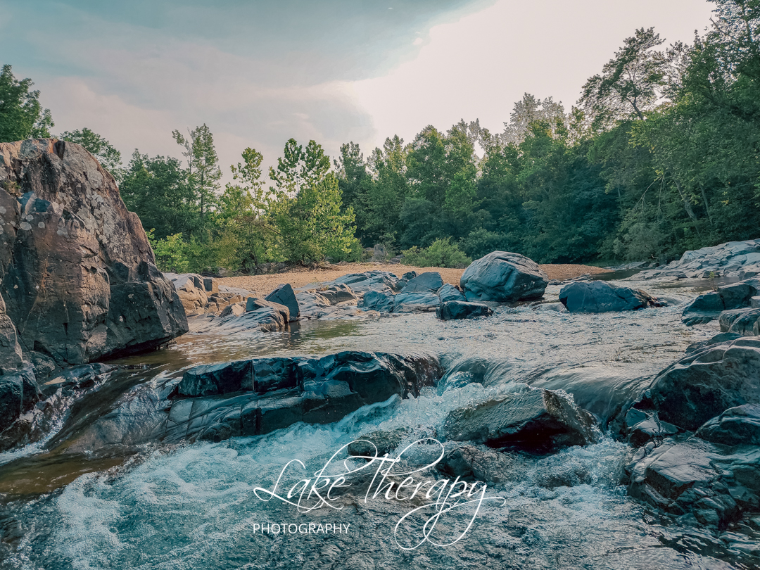 laketherapypics's tweet image. What’s one word that comes to mind when you see this view? 🌿 Let’s hear your answers below! 👇 #NatureArt #AdventureAwaits #FineArtPhotography