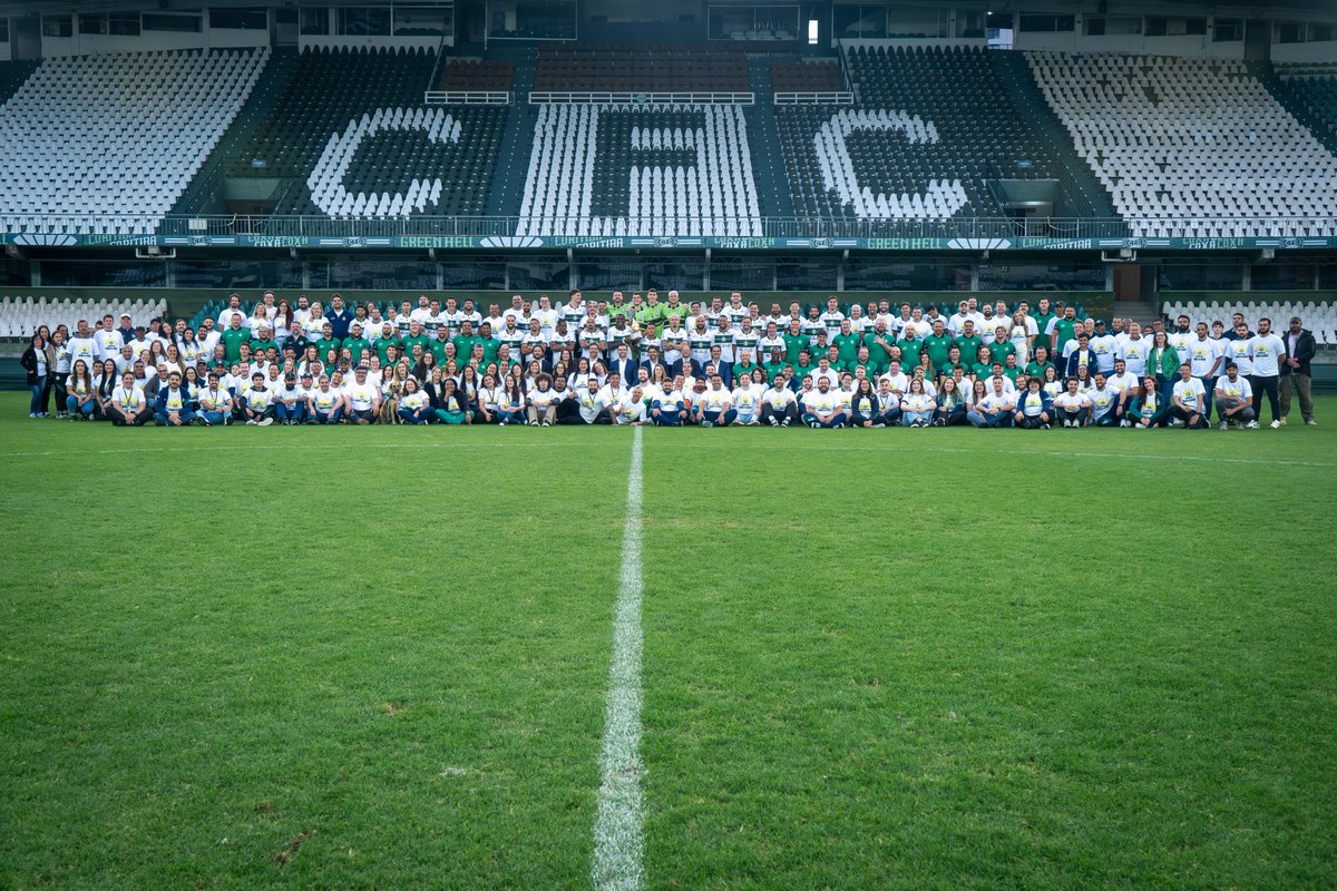 Coritiba's tweet photo. Quanto vale fazer parte da história de um clube?

Aqui no Coritiba, valor não se resume a cifrões.
Valor é tempo.
É dedicação.
É a soma de CPFs que fazem um CNPJ existir de verdade.
É gente que pensa, gente que cria, gente que executa.
São processos, decisões e movimentos puxados por pessoas que acreditam no que fazem.

Como uma engrenagem viva, tudo no Coritiba funciona bem porque todos trabalham bem.
Cada conquista individual funcionou como um incentivo para chegar mais longe.
Cada objetivo pessoal reforçou o caminho que escolhemos trilhar juntos.
E quando cada um entrega o seu melhor, o coletivo alcança o que parecia distante.

No dia 04 de abril de 2025, na véspera da nossa estreia na Série B, vivemos um momento que simbolizou tudo isso.
Reunimos no gramado todos que constroem o clube diariamente. Colaboradores, atletas, comissão técnica, diretoria e staff.

Não foi apenas uma foto.
Foi um ato de união.
Foi reconhecer que o propósito era maior que cada indivíduo.

Sabíamos que chegar lá exigiria sintonia.
Sintonia entre departamentos.
Sintonia entre pessoas.
Sintonia entre o que acontece dentro e fora do campo.
E naquele encontro, percebemos que estávamos alinhados, conectados, prontos e obcecados.

E nesta última segunda-feira (24), refizemos o registro e pudemos olhar para o ano que passou com orgulho e gratidão.
Cumprimos nosso objetivo.
Somos um time de Série A.
Somos um time CAMPEÃO.

Nada disso teria sido possível sem todos aqueles que estão aqui diariamente. 

Parabéns a todos que constroem o Coritiba. 

Que venha a próxima temporada e vamos juntos por mais!
