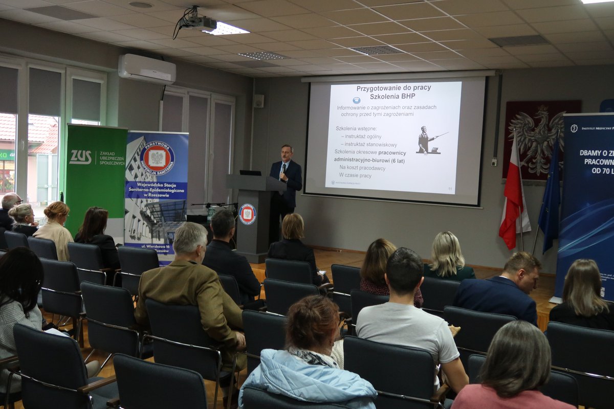 OIPRzeszow's tweet image. 📌 Dzisiaj wzięliśmy udział w Podkarpackiej Konferencji BHP. 
Rozmawiano  o:
☑️ergonomii,
☑️zagrożeniach w pracy,
☑️pierwszej pomocy,
☑️organizacji pracy zdalnej.
Przedstawiciel @OIPRzeszow  wygłosił wykład pt. „Organizacja bezpiecznej pracy w biurze”.
#BHP #PIP #Konferencja